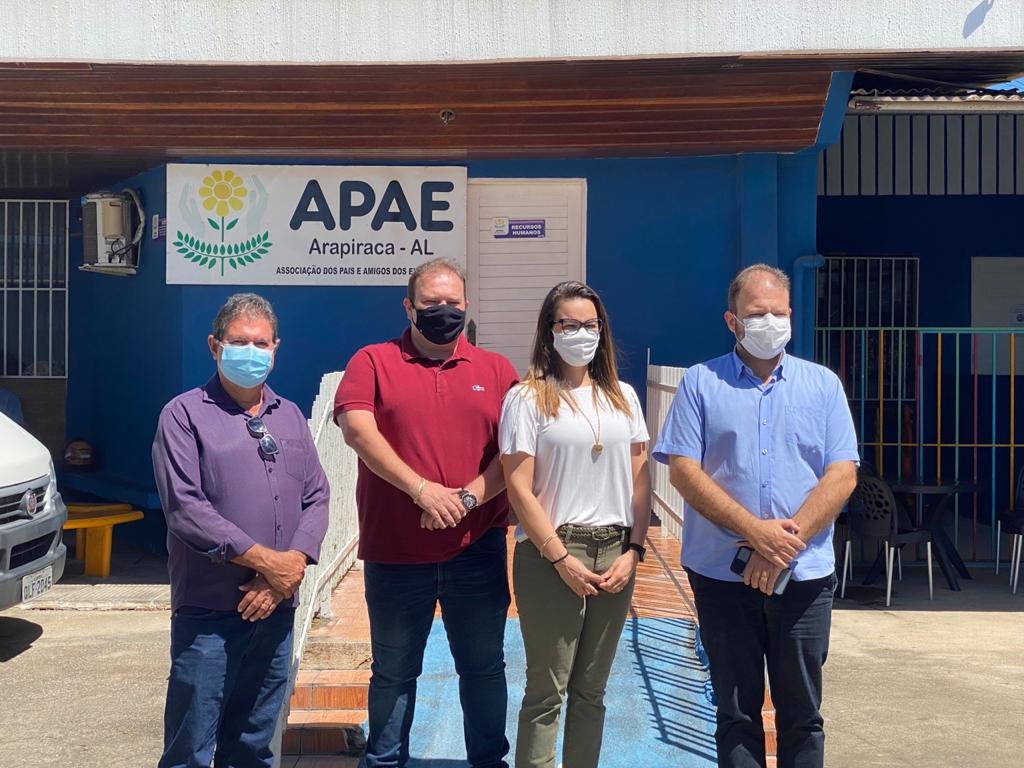 Deputado Léo Loureiro faz visita às obras da nova sede da Apae em Arapiraca, ao lado do vereador Melquisedec de Oliveira